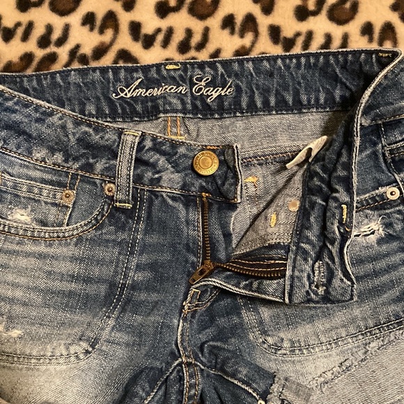 2 for $40 AMERICAN EAGLE Shorts Women’s Size 2 AEO Distressed Denim Jean Shorts - Picture 4 of 14